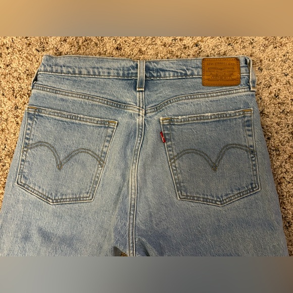 Levi’s Wedgie Straight in Distressed Light Wash - Picture 4 of 8